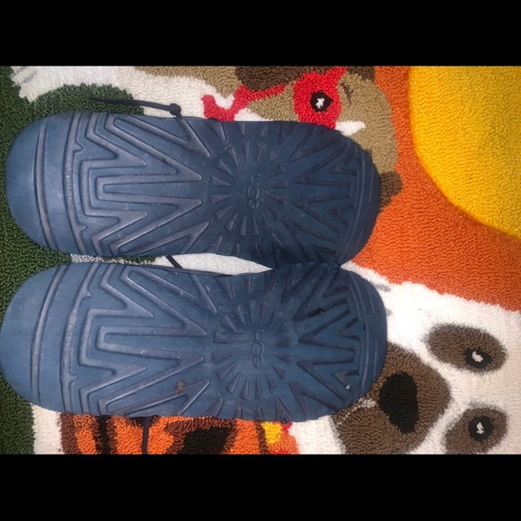 UGGS - Picture 5 of 6